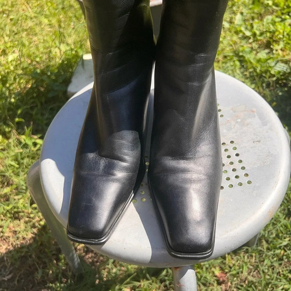 Stuart Weitzman7.5AA, rear zip closure, Black leather2.25” heel booties, - Picture 4 of 7
